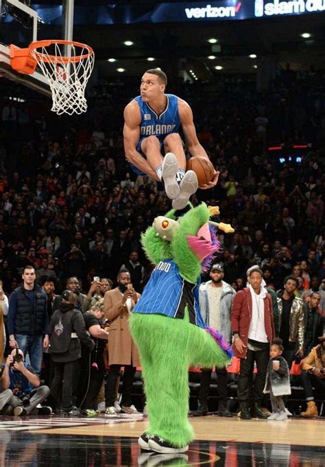 Spectacular dunk by aaron gordon over the mascot